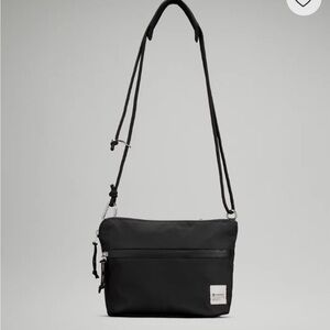 lululemon patch logo crossbody bag 2.5L
